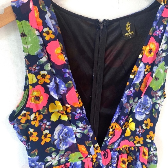 (A53) NEW Passion Fusion Floral Ruffled Deep V-Neck front Romper, Sz Small, NWOT - Picture 2 of 13